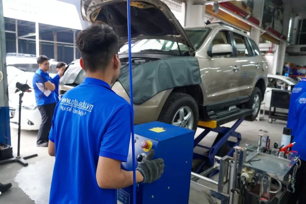 Học viên thực hành cùng giảng viên