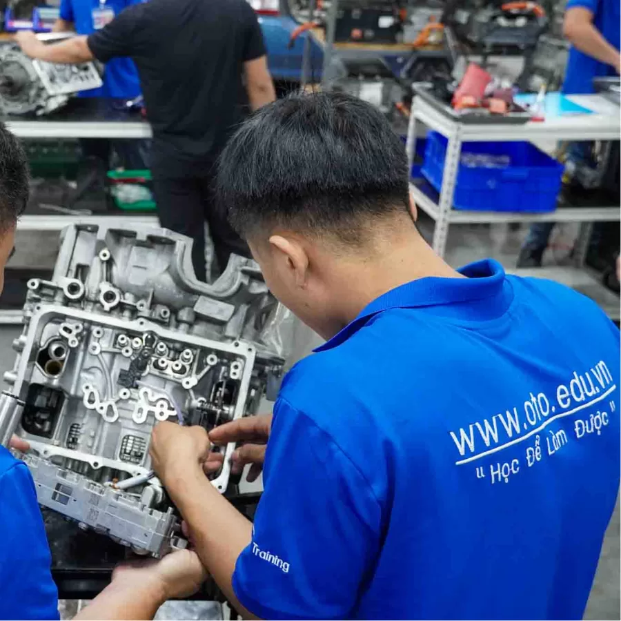 Kỹ thuật viên sửa chữa hộp số tự động
