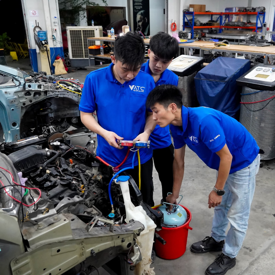 Kỹ thuật viên sửa chữa điều hòa