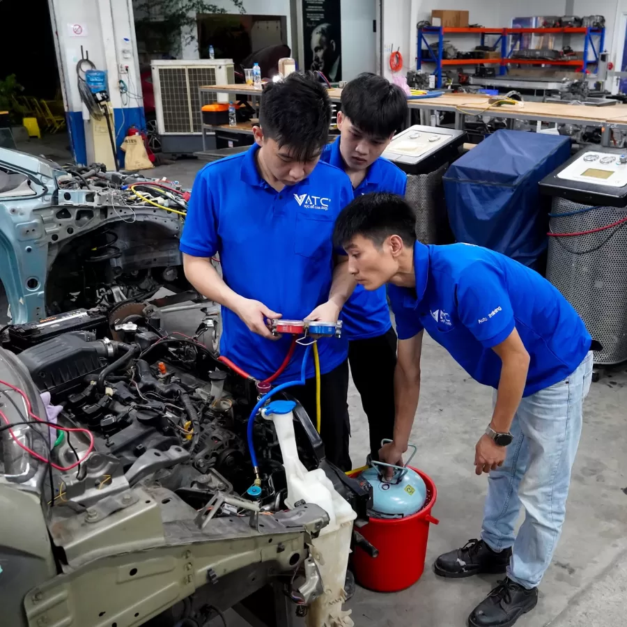 Kỹ thuật viên sửa chữa điều hòa