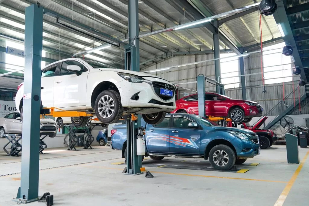 Sửa chữa ô tô toàn diện trên cầu nâng